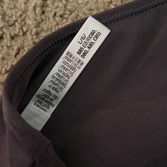 Victoria Secret Sports Bra mesh design - Picture 4 of 5